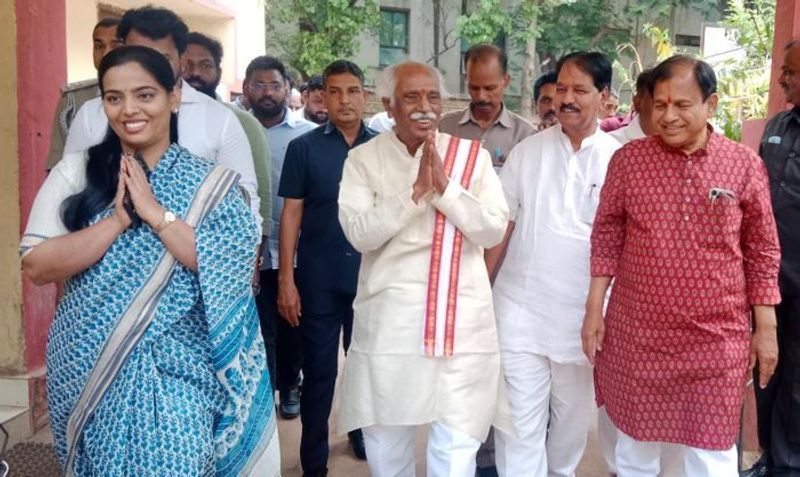 Telangana Assembly Elections ... Bandaru Dattatreya daughter Vijayalakshmi with BRS Leaders AKP 