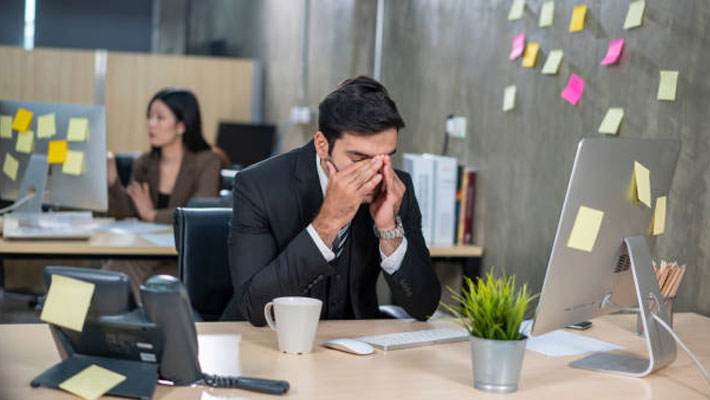 Avoid These 8 Toxic Workplace Habits