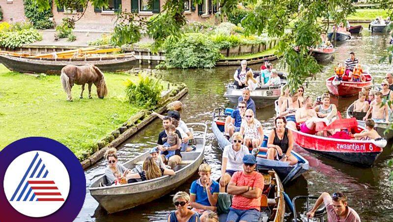 Giethoorn Canal Village In Netherlands Most Beautiful Village Without Roads roo