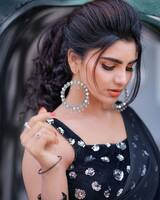 Varsha: పలుచని శారీలో యవ్వనాల సరుకు కుమ్మరించిన జబర్దస్త్ వర్ష... ఆ నడుమును తాకకుండానే కరెంట్ షాక్  