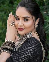 పరువాలు దగ్గరగా చూపిస్తూ ఊపిరి ఆపేసిన శ్రీముఖి... చోళీ లెహంగాలో సాలిడ్ గ్లామర్ ట్రీట్!