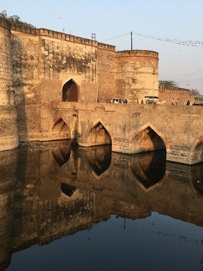 <p>लोहागढ़ किले की व्यूह रचना दुश्मन के छक्के छुड़ाने के लिए की गई थी। किले के निर्माण से पहले एक चौड़ी और मजबूत दीवार बनाई गई जिस पर तोप के गोले  बेअसर थे।</p>

<p> </p>
