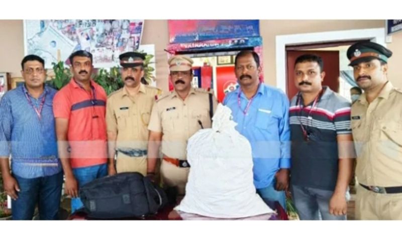 search for Flammable things ends in recovery of lakhs worth ganja in vadakara railway station etj