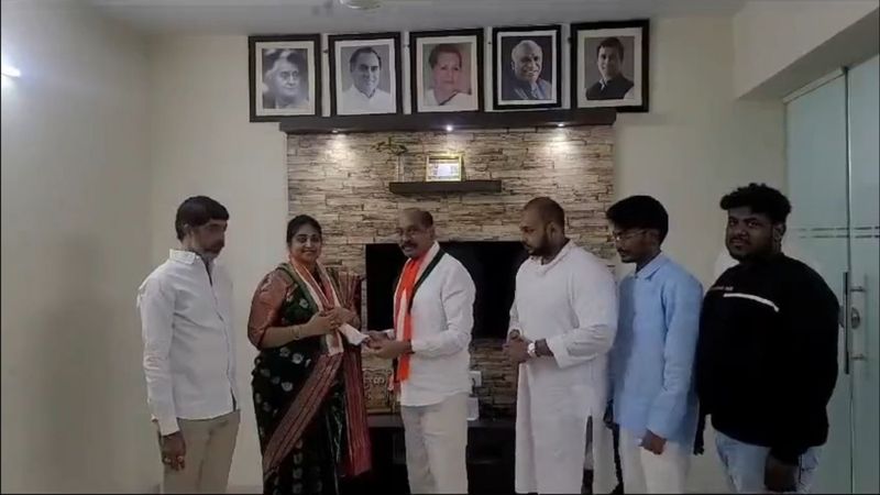 Tollywood actress divya vani  joins in Congress lns