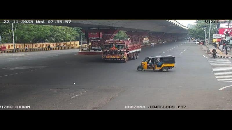 6 school students highly injured while auto hit lorry in andhra vel