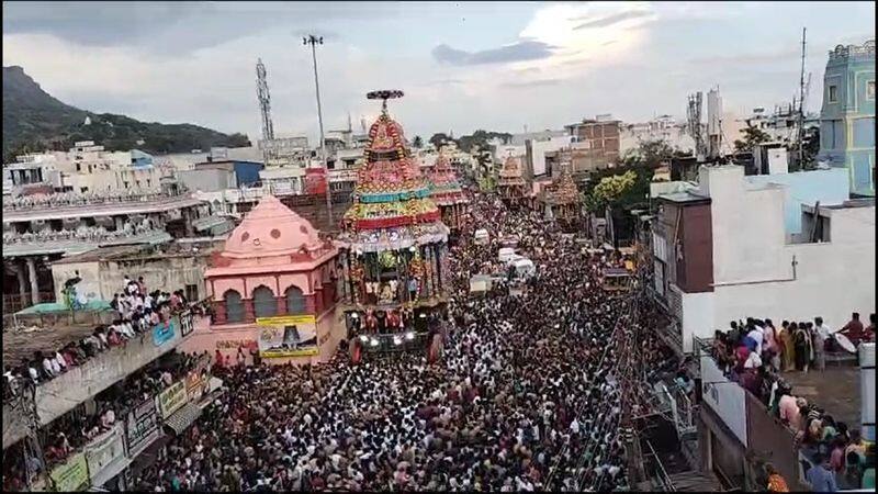 thousands of devotees participate annamalaiyar temple car festival at tiruvannamalai district vel