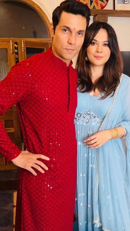 <p>बॉलीवुड एक्टर रणदीप हुड्डा शादी रचाने जा रहे हैं। वह लॉन्ग टाइम गर्लफ्रेंड लिन लैशराम के साथ 7 फेरे लेंगे। </p>

<p> </p>

<p> </p>

<p> </p>
