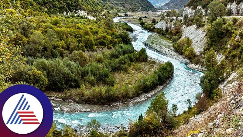 Phenomenon And Tourist Attractions White And Black River That Do Not Mix roo