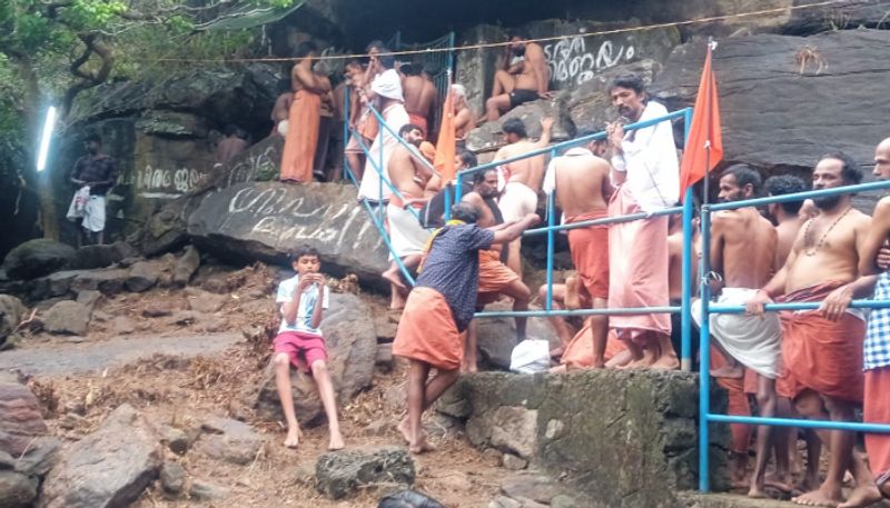 Punarjani noozhal at Thiruvilwamala thousands of believers offers prayers etj