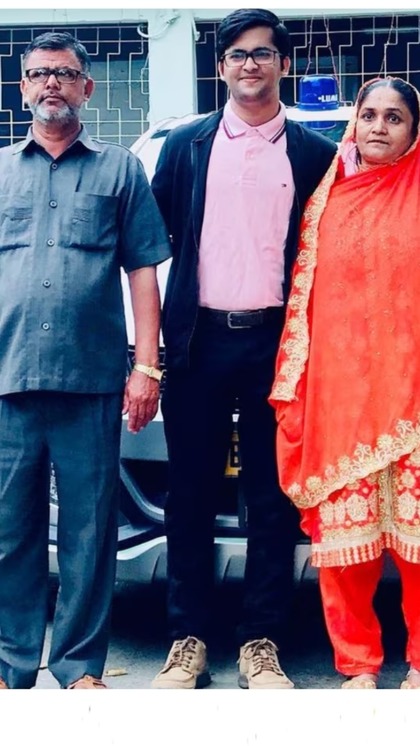 <p>अंसार का बचपन काफी कठिन था। उनके पिता की तीन पत्नियां थीं, और वे अपनी दूसरी पत्नी से जन्मे बेटे हैं। घर में घरेलू हिंसा और गरीबी ने उन्हें मानसिक रूप से मजबूत बना दिया। </p>
