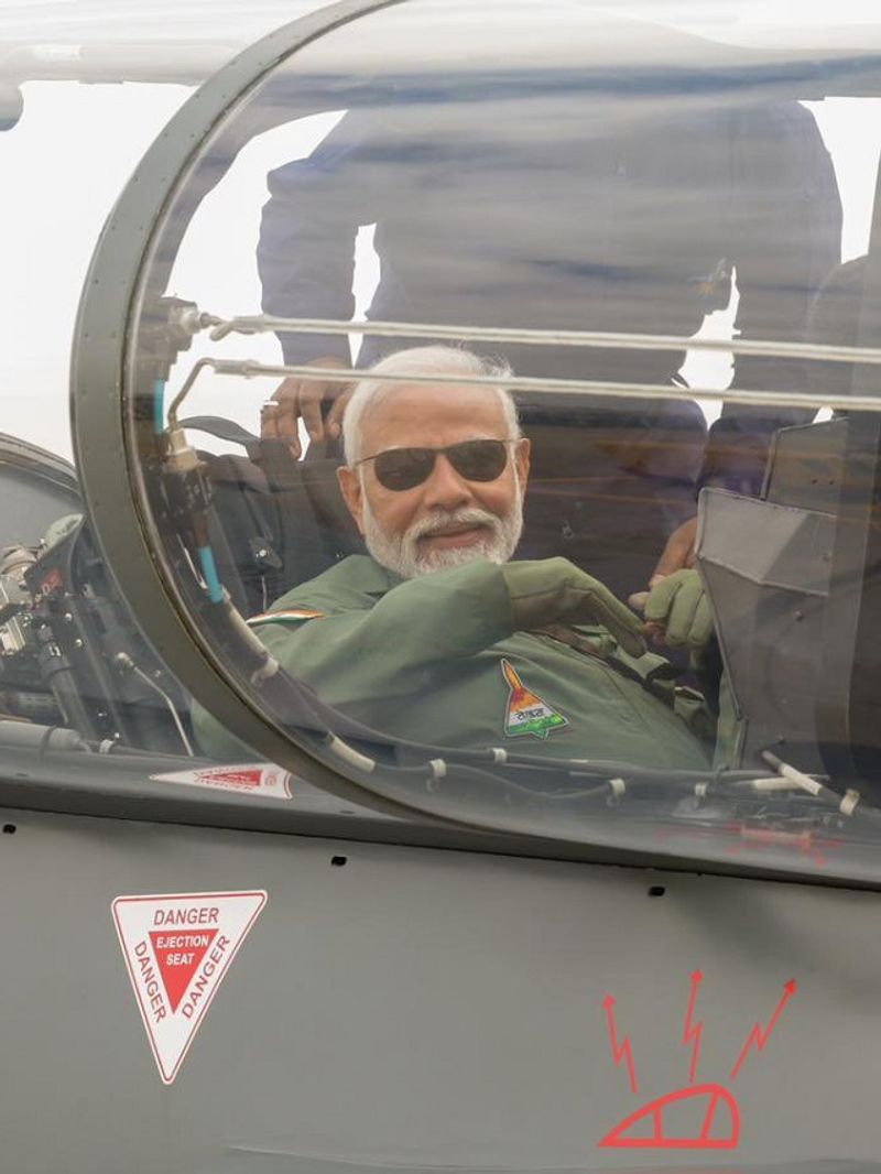 पीएम नरेंद्र मोदी ने शनिवार को स्वदेशी लड़ाकू विमान तेजस में उड़ान भरी