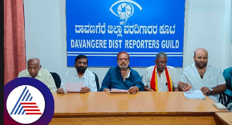 Protest in front of Davanagere DC office on December 1 for  demanding permanent contract of civic workers rav