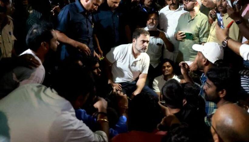 రాత్రి వేళ రాహుల్ గాంధీ ఆకస్మిక పర్యటన.. నిరుద్యోగులతో చిట్ చాట్.. 