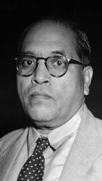 <p>भारतीय संविधान बेहद खास है, इसे टाइप करके नहीं बल्कि हाथों से लिखा गया है। संविधान की असली कॉपी संसद के पुस्तकालय में रखी गई है। </p>
