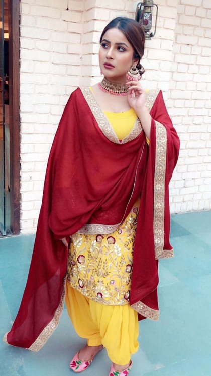 <p>बिग बॉस में शहनाज गिल के मोटापे का खूब मजाक उड़ाया गया था। जिससे उन्हें काफी बुरा भी लगा था लेकिन उन्होंने वजम कम करने के लिए जिम और डाइट से समझौता नहीं किया। </p>
