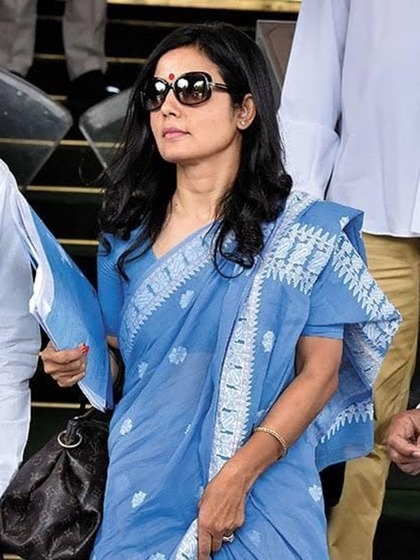 <p>ब्लू कलर की कॉटन साड़ी पर व्हाइट बॉर्डर है । इस साड़ी पर आप बालों की चोटी या जूड़ा बनी बना सकती हैं।</p>
