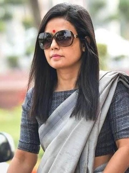 <p>महुआ ने ग्रे कलर की साड़ी पहनी है जिस पर ब्लैक और ग्रे कंट्रास्ट ब्लाउज है। ग्रे कलर वैसे भी काफी एलिगेंट लगता है तो आप खुले बालों के साथ इस लुक को ट्राई कर सकती हैं</p>
