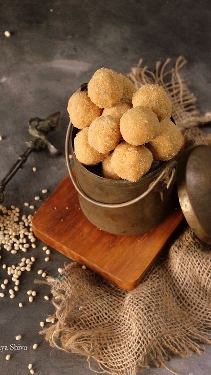 <p style="text-align: center;"><strong>  200 ग्राम उड़द की दाल</strong></p>

<p style="text-align: center;"><strong>10 छोटी इलायची</strong></p>

<p style="text-align: center;"><strong>200 ग्राम शक्कर</strong></p>

<p style="text-align: center;"><strong>5 बड़े चम्मच घी</strong></p>

<p style="text-align: center;"><strong>200 ग्राम गुड़ा का पाउडर</strong></p>

<p style="text-align: center;"><strong>गार्निशिंग के लिए 9-10 बादाम</strong></p>

<p style="text-align: center;"><strong>जरूरत के अनुसार पानी </strong></p>

