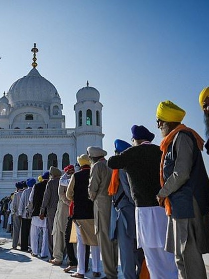 <p>पाकिस्तान की सरहद के अंदर मौजूद  करतारपुर साहिब दुनिया का सबसे बड़ा गुरुद्वारा कहा जाता है।<br />
<br />
<br />
<br />
 </p>
