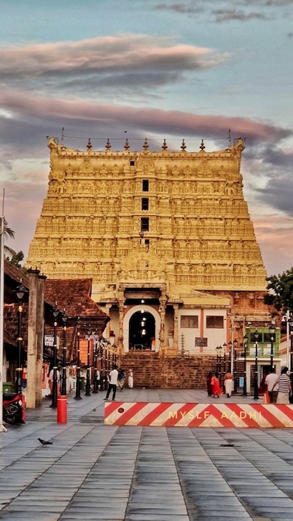 <p> पद्मनाभ स्वामी मंदिर भारत का सबसे अमीर मंदिर है। यह मंदिर भगवान विष्णु को समर्पित है। भारत नहीं अलग-अलग देशों से श्रद्धालु दर्शन करने आते हैं।  </p>
