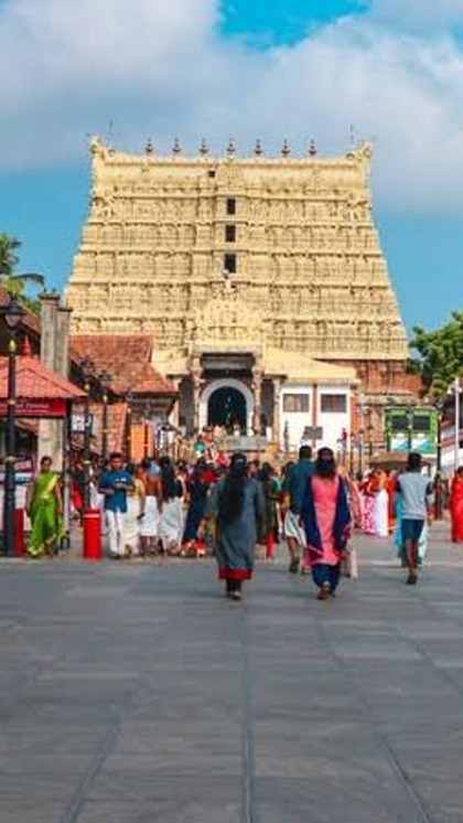 <p>पद्मनाभ स्वामी मंदिर को 16वीं शताब्दी में बनवाया गया था यानी यह लगभग 5000 साल पुराना है। मंदिर में भगवान विष्णु की सबसे बड़ी मूर्ति है जिसके दर्शन तीन दरवाज़ों से होते हैं।</p>
