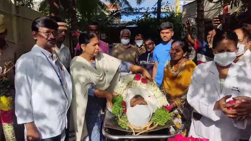 district collector and doctors paid respect to young man dead body who donate his organ in dharmapuri district vel