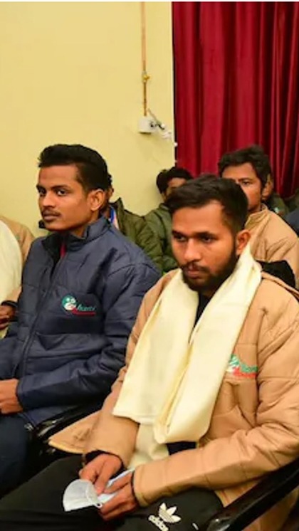 <p>बातचीत करते हुए पीएम ने कहा कि इन 17 दिनों में आपके धैर्य और साहस की मैं दात देता है आपके साथ परिवारों ने भी पूर्णता सहयोग किया और सयंम बरता। </p>
