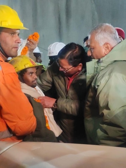 <p>उत्तरकाशी टनल हादसे में फंसे मजदूरों ने 17 दिन तक खुद को कैसे फिट रखा। आइए जानते हैं।</p>
