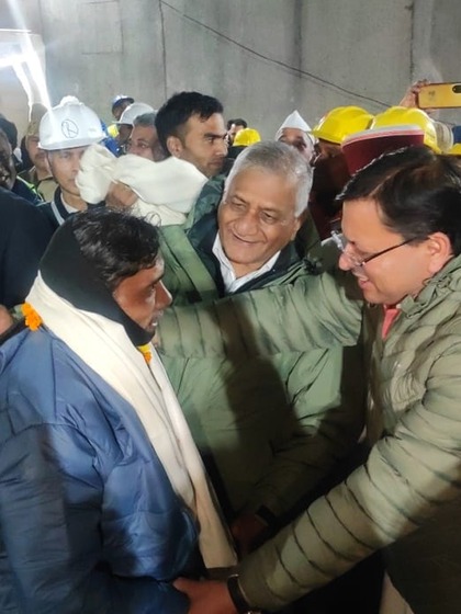 <p>पिछले 17 दिनों से उत्तरकाशी टनल हादसे में फंसे मजदूर बाहर निकले तो उनकी फिटनेस देखकर डॉक्टर भी हैरान हैं।</p>
