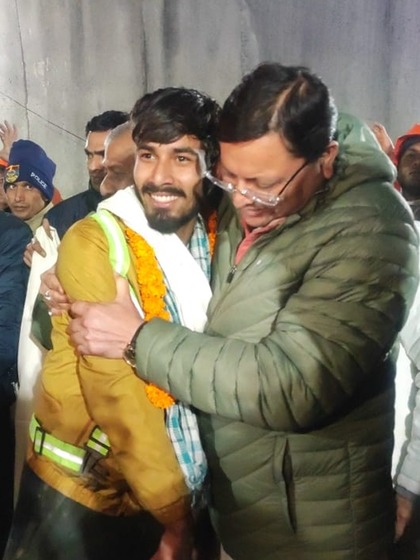 <p>उत्तरकाशी टनल हादसे में फंसे 41 मजदूर एक परिवार की तरह रहते थे। साथ में खाना खाते थे।<br />
 </p>

