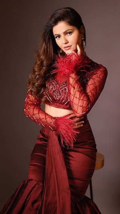 <p>नेट स्लीव डिजाइन बेहद कॉमन होती हैं लेकिन आप रूबीना की तरह मॉर्डन लुक दे सकती हैं। एक्ट्रेस ने क्रॉस स्लीव को हैंड में हैवी कैप कट डिजाइन दिया है,जिससे ब्लाउज डिजाइनर लग रहा है। </p>

