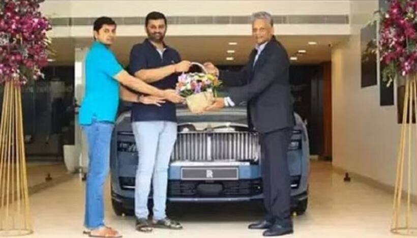  చెప్పులు వేసుకొని రూ.10 కోట్ల కార్ డెలివరీ తీసుకున్నాడని.. సోషల్ మీడియాలో దుమారం...