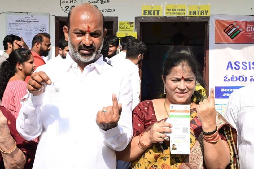 Bandi sanjay...జగన్‌తో కేసీఆర్  కుమ్మక్కు రాజకీయాలు: కరీంనగర్ లో ఓటేసిన బండి సంజయ్