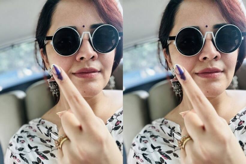 లైట్‌ మేకప్‌లో కేకపెట్టిస్తున్న అనసూయ.. ముట్టుకుంటే మాసిపోతుందేమో.. ఓటు వేశాక కారులో పోజ్‌ అదిరింది.. 