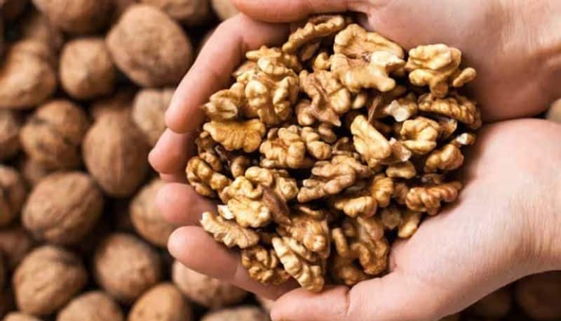 health benefits eating handful of walnuts daily