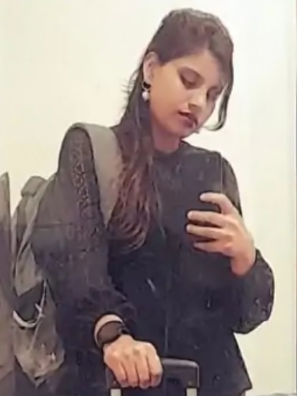 <p>पहले से शादीशुदा होना अंजू के गले की फांस बनता जा रहा है। वह पहले पति अरविंद से तलाक लेने के लिए भारत आई है। वहीं अरविंद ने अंजू के खिलाफ मामला दर्ज करवाया था। </p>

<p> </p>

<p> </p>
