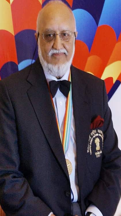 <p>ये शख्स कोई और नहीं बल्कि विजयपत सिंघानिया है जो कभी 12 हजार करोड़ रुपए के मालिक थे लेकिन अब एक-एक पाई के मोहताज हैं। वह आज मिडिल क्लास इंसान की जिंदगी गुजार रहे हैं।</p>
