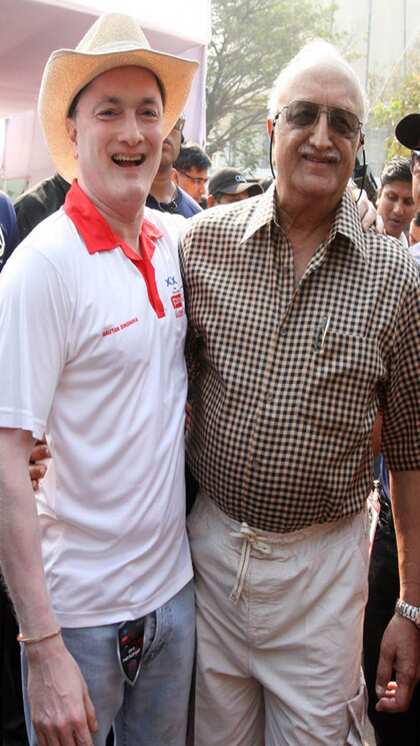 <p>विजयपत सिंघानिया गौतम सिंघानिया के पिता होने के साथ Raymond कंपनी की नींव रखने वाले हैं। उन्होंने ही कंपनी को शिखर तक पहुंचाया था लेकिन उसी बेटे ने पिता को बेदखल कर दिया।</p>
