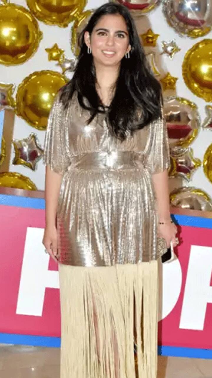 isha ambani outfits isha ambani golden dress woth more than 5 lakh kxa 