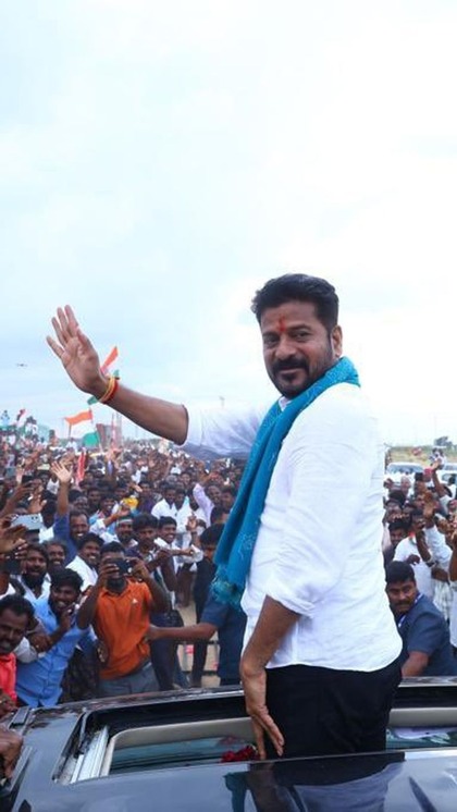 <p>रेवंत रेड्डी तेलंगाना में कांग्रेस के प्रदेशाध्यक्ष हैं। जिनकी कांग्रेस की नैय्या पार लगाने में महत्वपूर्ण भूमिका है। उन्हें सीएम पद का प्रबल दावेदार माना जा रहा है। </p>
