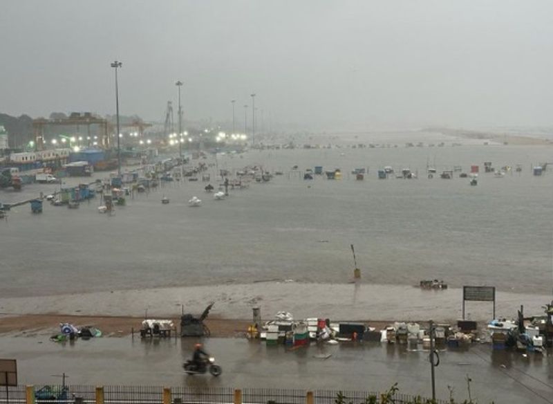 Due to the storm there is a possibility of rain with cyclonic winds in Chennai till night the Meteorological Department has warned KAK