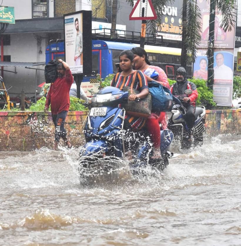 School Holidays: విద్యార్థులకు అలర్ట్.. ఆ జిల్లాల్లో పాఠశాలలకు నేడు సెలవు..
