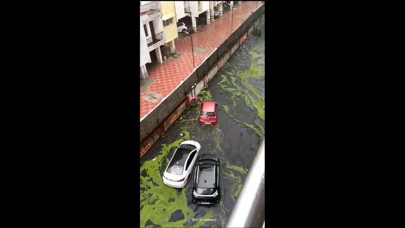 heavy rainfall at chennai carheavy rainfall at chennai cars are floating in water vels are floating in water vel