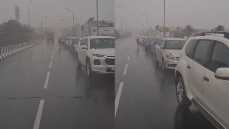 cars parked in velachery flyover to save from chennai flood gan