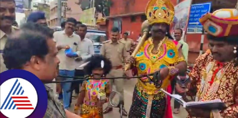 Traffic rules helmet awareness is an innovative experiment by Ranebennur police at haveri  rav