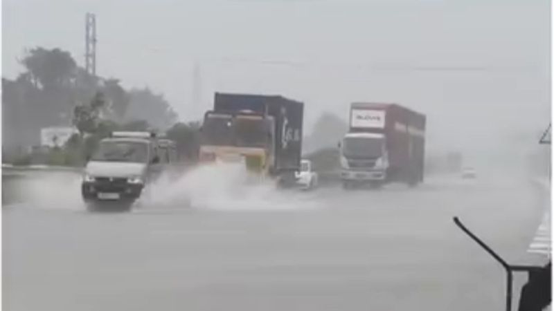 heavy rains expected in telangana yellow alert issued to 16 dists in telangana as michaung arriving, other top stories kms