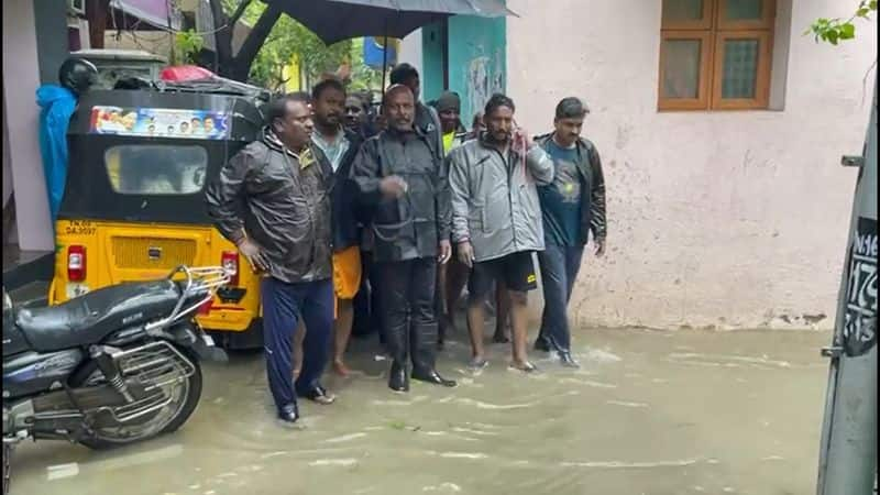 minister ma subramanian inspects rain water affected areas and provide food in chennai vel