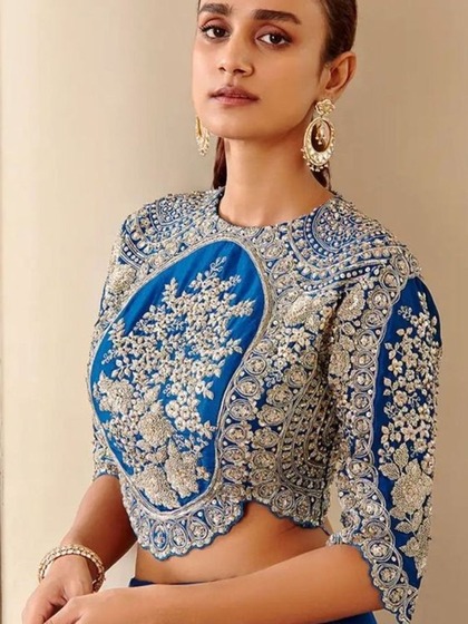 <p>ठंड के दिनों में फुल स्लीव ब्लाउज पहनना चाहिए। ऐसा करने से आपको ठंड नहीं लगेगा।</p>
