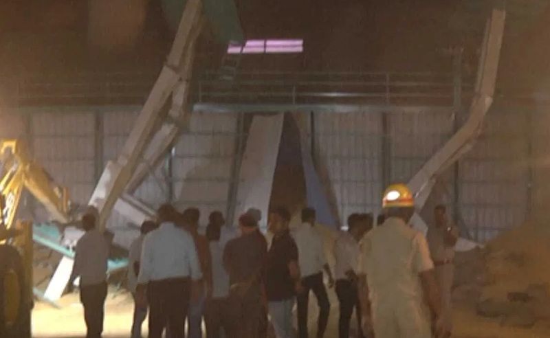 Maize Bagging Machine Collapse More Than 10 Workers Are Suspected To Be Trapped At Vijayapura gvd