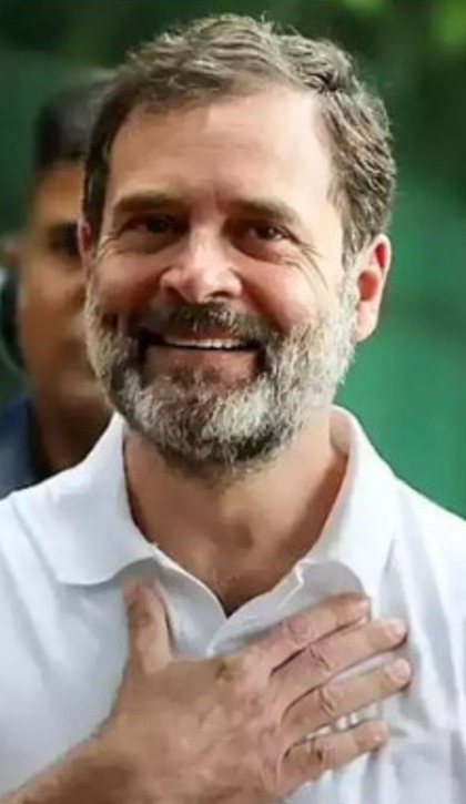 कुली से लेकर बाइक मैकेनिक तक राहुल गांधी के डिफरेंट लुक्स